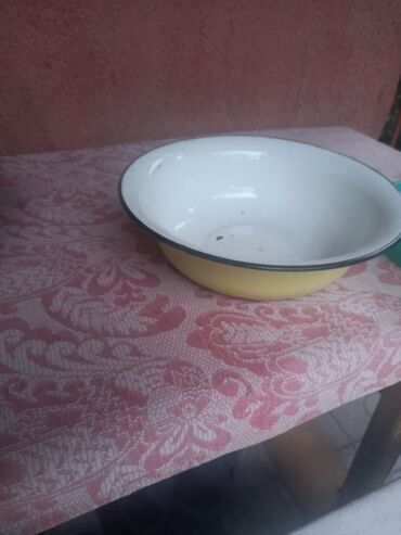 Наборы посуды: Набор разнообразной кухонной утвари, включающий эмалированные — 8