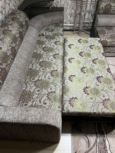 Угловые диваны: Продаю угловой диван, использовали только в летний период, практически — 3