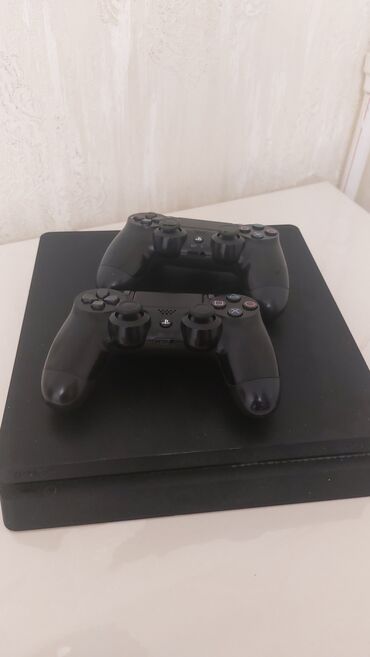 PS4 (Sony Playstation 4): Temirde olmayib. 2 controller 1 original. 1 de aklass.Fifa23,Ufc2