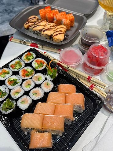 Готовые блюда, кулинария: Сеты роллов и суши - Классические и запечённые роллы: с лососем — 3