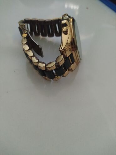 Qol saatları: Qızılı-qara klassik qol saatı - Korpus: metal, qızılı rəng -