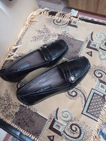 фирменные часы: Черные женские лоферы от W.LD Shoes, выполненные из глянцевого