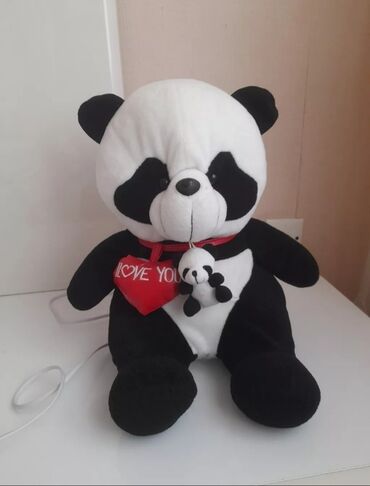 oyuncaq panda: Ağ və qara rənglərdə olan panda yumşaq oyuncağı. Oyuncağın boynunda
