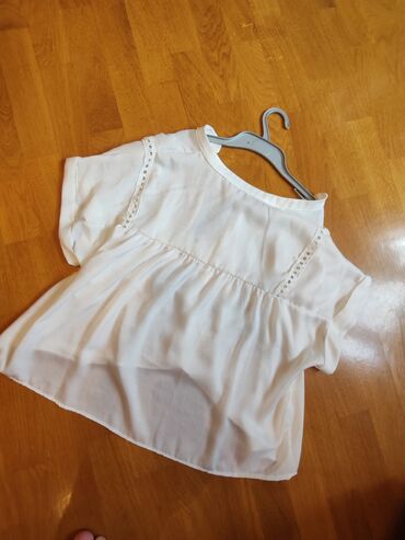 Futbolka və maykalar: Ağ rəngli, qısaqol qadın bluzası. Bluzanın yaxası V formalıdır və — 5