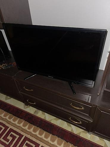 проектор епсон: Телевизор Hisense, диагональ примерно 32" (80 см). Классический черный — 1