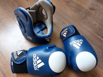 qaçiş aparatı: Məhsul: Adidas boks dəsti Tərkib: - 1 cüt Adidas boks əlcəyi - Adidas