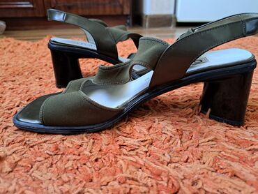обувь женская 40: Продаю босоножки в связи с переездом продаю . отдам за 600сом