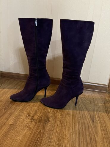 qadın üçün qış zamşa botfortları: Zərif qadın çəkmələri - Material: süet - Rəng: tünd bənövşəyi -