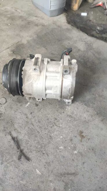 Kompressorlar: Avtomobil kondisionerinin radiatoru və kompressoru. Radiator gümüşü — 4