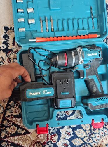 Digər tikinti materialları: Makita brendinin akkumulyatorlu qazma-vintburanı, təmir və tikinti