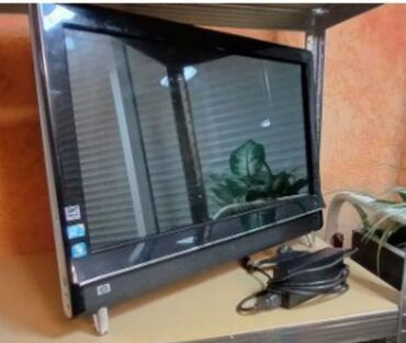 led monitorlar: HP markalı qara rəngli kompüter monitoru. Kompüterlə birlikdə işləmək