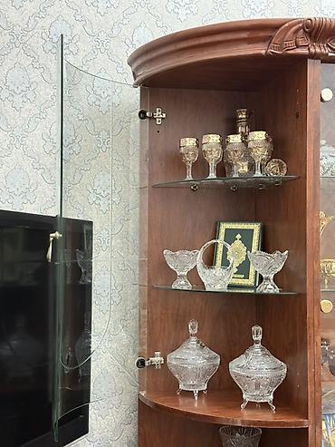 skaf suseli: Klassik üslubda iri vitrin-divan (qonaq otağı üçün) Klassik üslubda — 7
