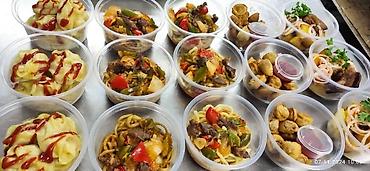 Готовые блюда, кулинария: Готовые обедоы, упакованные в индивидуальные контейнеры. В наличии — 2