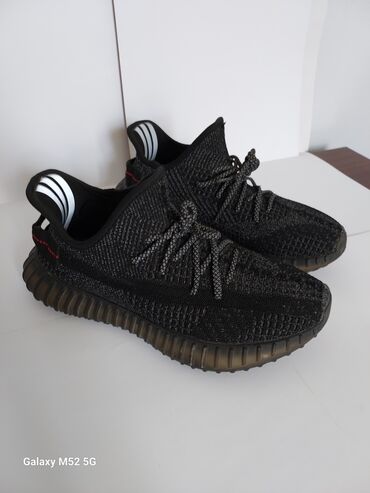 спортивные кроссовки: Adidas Yeezy boost 350 v2. размер 40/41. состояние идеальное. всего