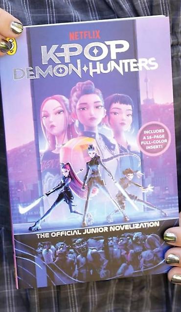 gitare cene: Knjiga: K-POP Demon Hunters The Official Deluxe Junior Novelization — 2