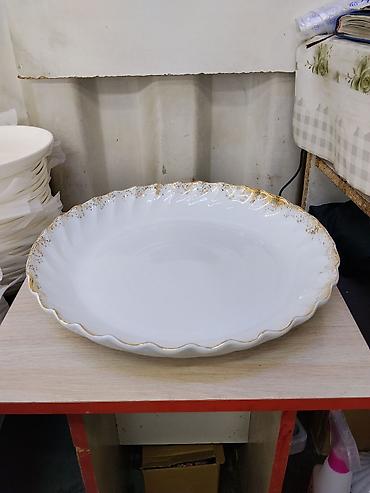 нарезка фруктов: Большое сервировочное блюдо из белой керамики/фарфора с волнистым — 2