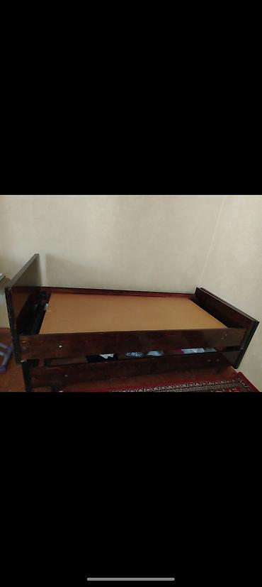Taxta tək nəfərlik çarpayı - Material: masiv taxta (tünd rəngli lak
