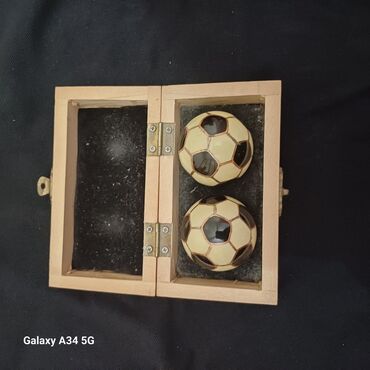 2 soccer balls στο κουτί τους μεταλλικές, όταν κουνιούνται