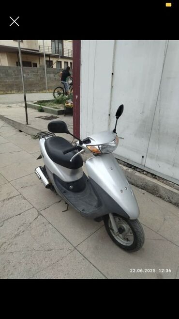 мотоциклы скутеры: Серебристый скутер Honda с классическим дизайном, подходящий для