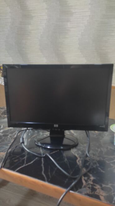 Monitorlar: Qara rəngdə, HP firmasına məxsus monitor. Ofis və ya evdə istifadə