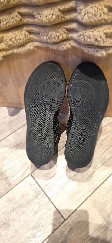 Botinkalar: Satılır: Adidas krossovkalar (42 ölçü) Yaxşı vəziyyətdədir, istifadə — 8