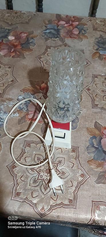retro komode: Stona električna lampa sa ukrasnim staklenim senilom. - Tip — 1