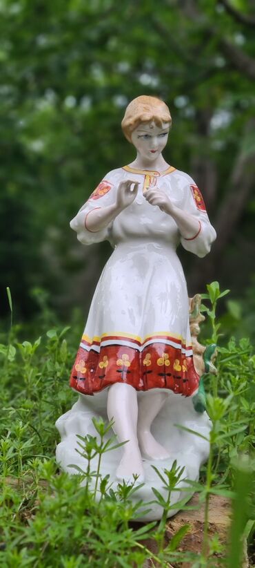 коллекция денег: Статуэтка - Девушка, гадающая на ромашке
