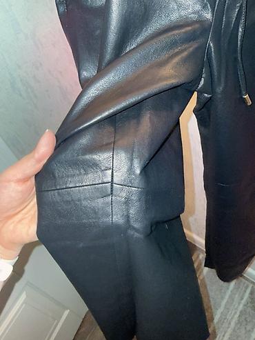 Брюки: Женские брюки-джоггеры из экокожи ZARA на размер L Вещь в идеальном — 4