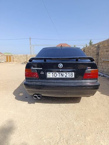 Kimya: BMW 318: 1.6 l | 1994 il Sedan