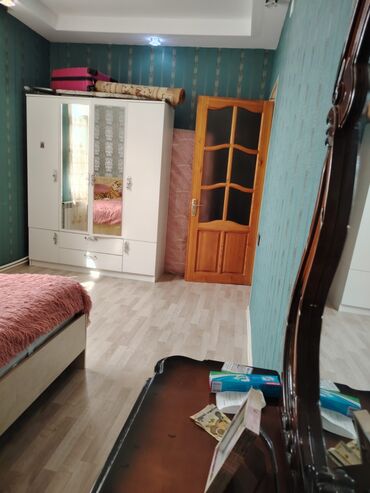 Həyət evləri və villaların satışı: Bu iki mərtəbəli ev, kərpic və suvaq fasadın birləşməsi ilə — 13