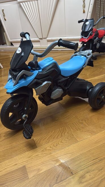 Smart: Uşaq üçün pedallı üçtəkərli motosiklet oyuncağı - Rəng: mavi (fondda