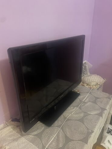 Axen markalı qara rəngli HD LED televizor. Bu televizor, geniş ekranı