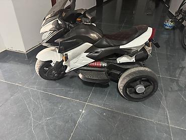 Uşaq elektrik üçtəkərli motosiklet - Dizayn: Skuter tipli kuzov, ön