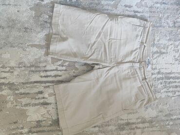 белые шорты с завышенной талией: Мужские шорты-чинос бежевого цвета. - Классическая модель до колена -