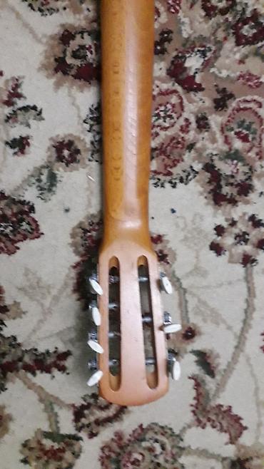 gitara qara: Sovet istehsalı 7 simli rus gitarası - Korpus: yuxarı deka ağacdan — 5
