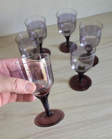 dim staklo: Set od 6 vinskih čaša sa postoljem u tamno-ljubičastoj/šljivastoj — 4