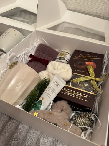 Hədiyyələr: Yeni il temalı hədiyyə qutuları - Qiymət: 30 AZN (şəkildə göstərilib) — 8