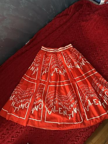 metro sobne papuce: Crvena plisirana midi suknja sa grafičkim printom “VALENTINO” - — 1