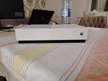 XBOX-ONE S eyla vezyette 1 djoystick akkaunta alinmiw oyunlar yani