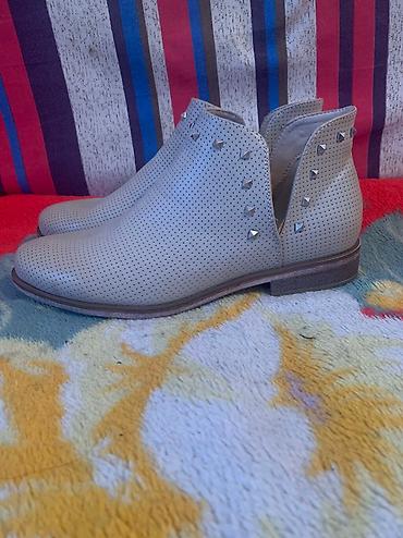 Другая женская обувь: Продаю ботинки женские. Размер 39. Кожаные, цвет бежевый. Привозили из — 4