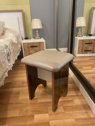 qaqa şekilleri profil üçün: 6 dənəli stul dəsti. Cəmi 90 Azn. Endirim mümkündür Puf-stul (makiyaj