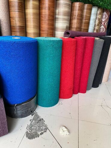 taxta gence: Rulon şəklində çoxrəngli döşəmə örtükləri və vinil/linoleum seçimi -