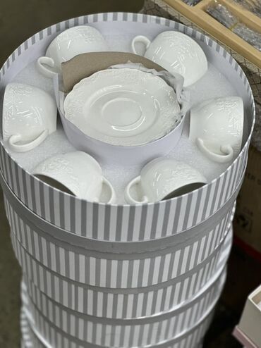 чайный сервиз на 12 персон: Набор фарфоровых чайных пар в подарочной круглой коробке. Состав: - 6