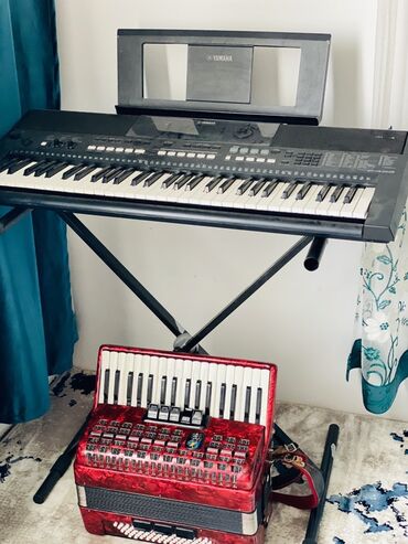 ремонт комузов: Синтезатор Yamaha с нотной подставкой и X‑образной стойкой +