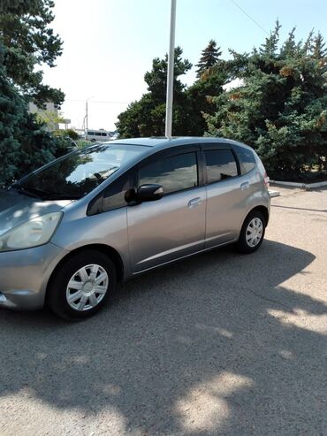 авто в рассрочку без банка рядом джал бишкек: Хэтчбек Honda Fit серебристого цвета, представленный на фотографиях