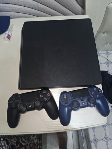игры на сони: PlayStation 4 Slim (чёрная) + 2 геймпада DualShock 4 и подборка игр на