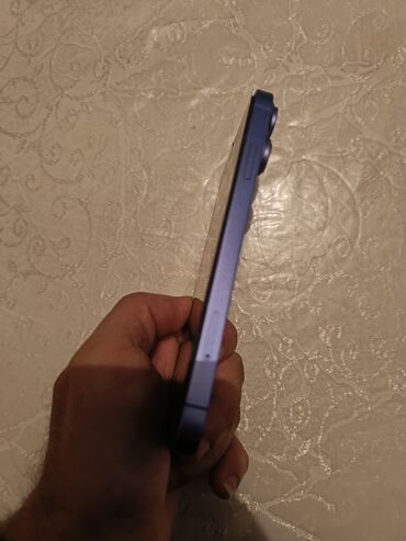 Apple iPhone: IPhone 16 — 17