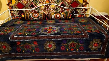 Άλλα αντικείμενα για το σπίτι: Ένα κάλυμμα κρεβατιού και δύο μαξιλάρια. Κεντημένο σε παραδοσιακό — 8