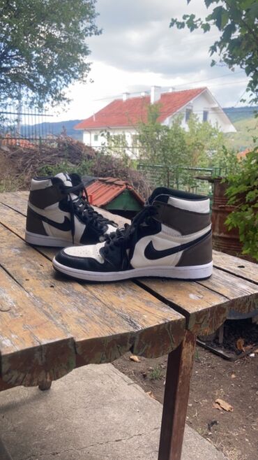 Jordan 1 Mocha,Broj 43,gaziste 28cm, Samo za 3000 dinara zato sto se