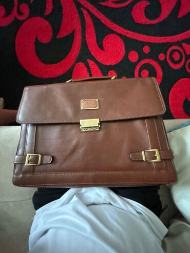 Dəbdəbəli tünd qəhvəyi Giorgio Armani portfeli. Bu zərif portfel, hər
